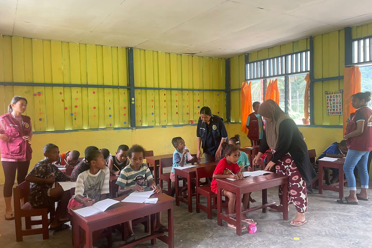 Mahasiswa KKN UNIPA Bantu Bunda PAUD Mengajar Calistung di Desa Subsay